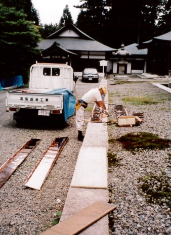 寺社の現場で銅板を扱う二代目（1980年代）