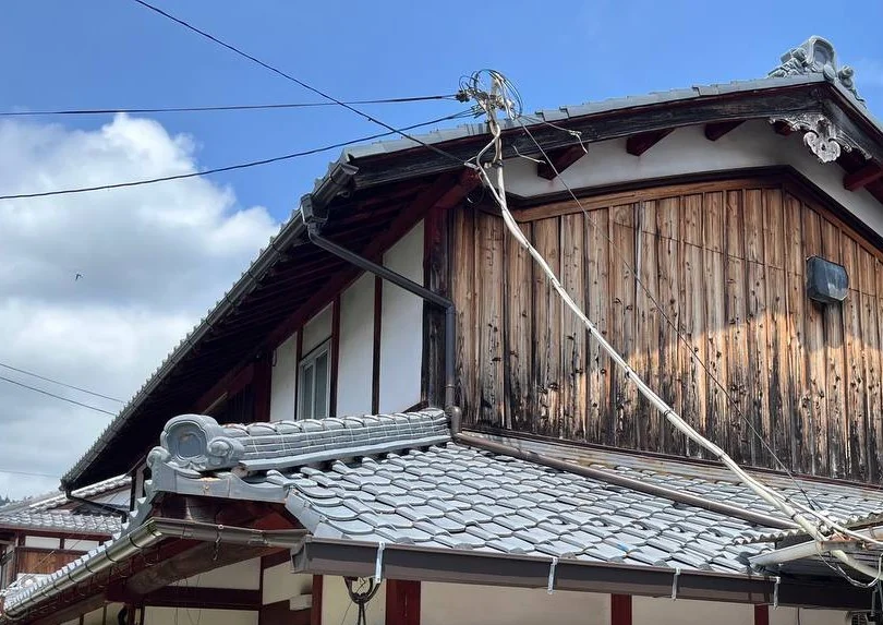 交換後の二階軒先。新しい半丸120の軒樋と縦樋に取り替えられた状態