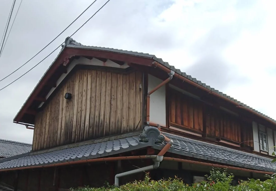 交換前の妻側。二段の屋根それぞれに古い軒樋がまわっている