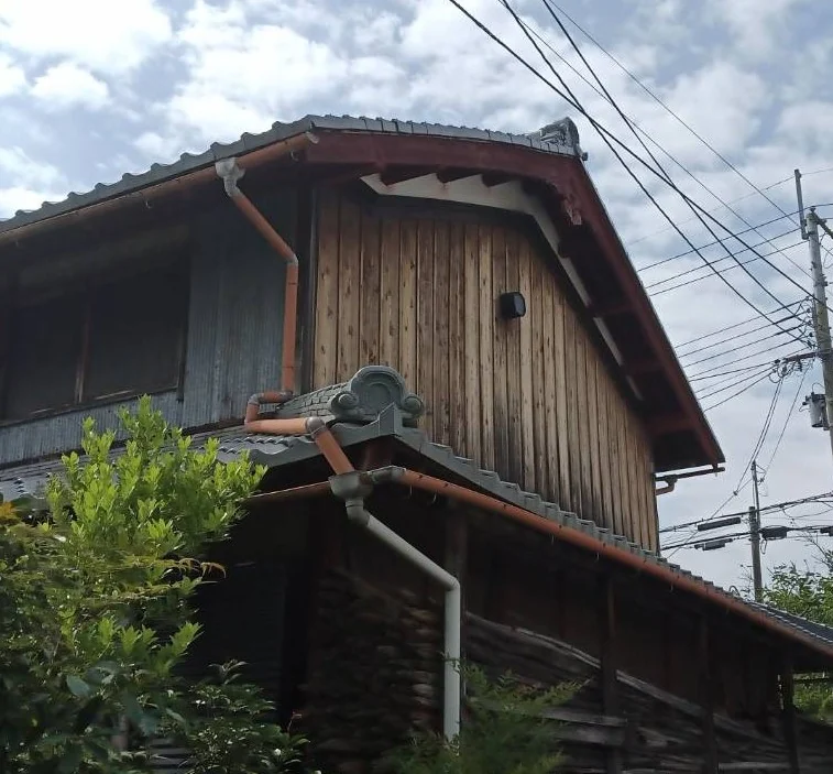 交換前の反対側。妻壁を斜めに下る古い縦樋が見える