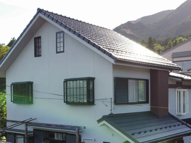 外壁塗装と雨樋交換も終えた住宅を玄関側から見た様子